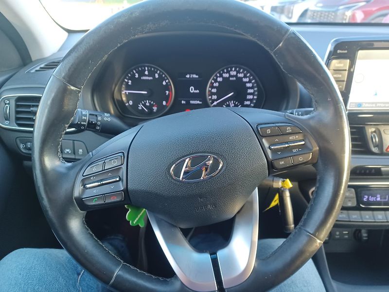 Hyundai i30 1.0 T-GDI 88kW Čr - fotka 11 z 18