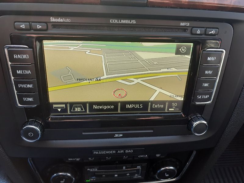 Škoda Superb (2011) 2.0 TDi Elegance - fotka 13 z 37