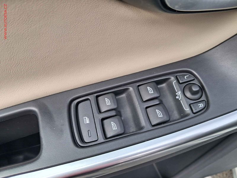 Volvo XC60 (2011) 2.4 D5 AWD, R-design - fotka 15 z 19
