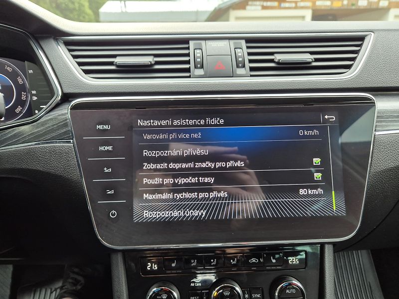 Škoda Superb Combi 2,0TDi 110kw DSG 17ALU - fotka 35 z 53