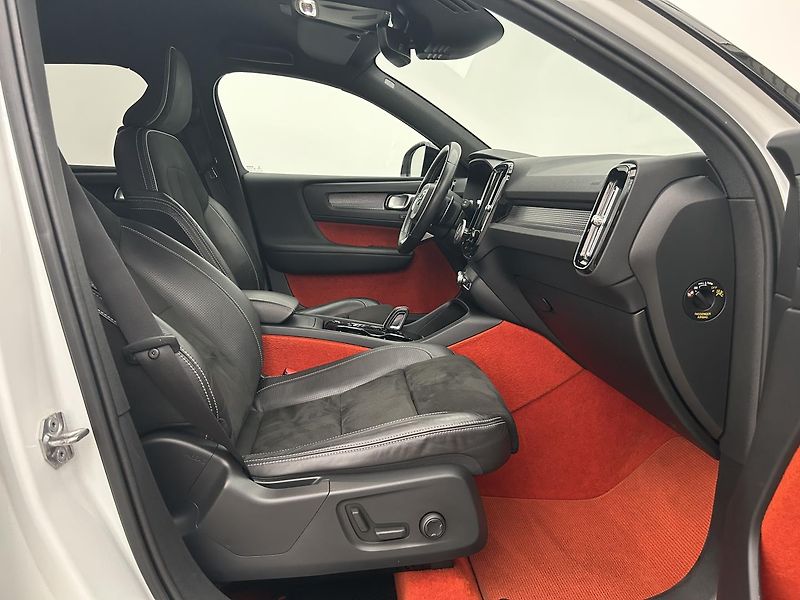 Volvo XC40 2.0 T4 4x4 R-Design - fotka 17 z 30