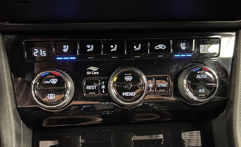 Škoda Superb 2,0 TDI DSG Laurin & Klement - fotka 8 z 22