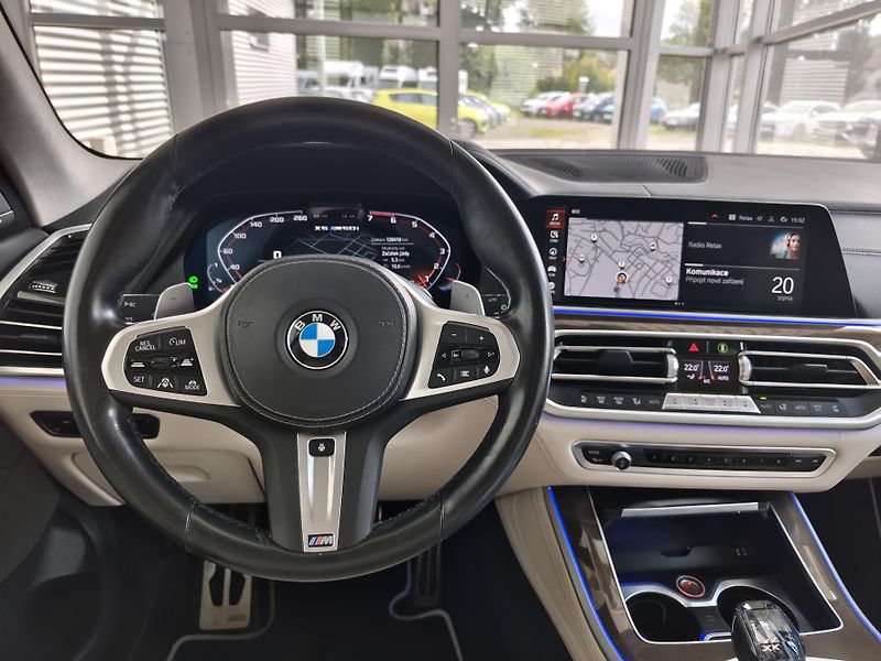 BMW X5 (2021) M50i 390kW xDrive - fotka 13 z 30