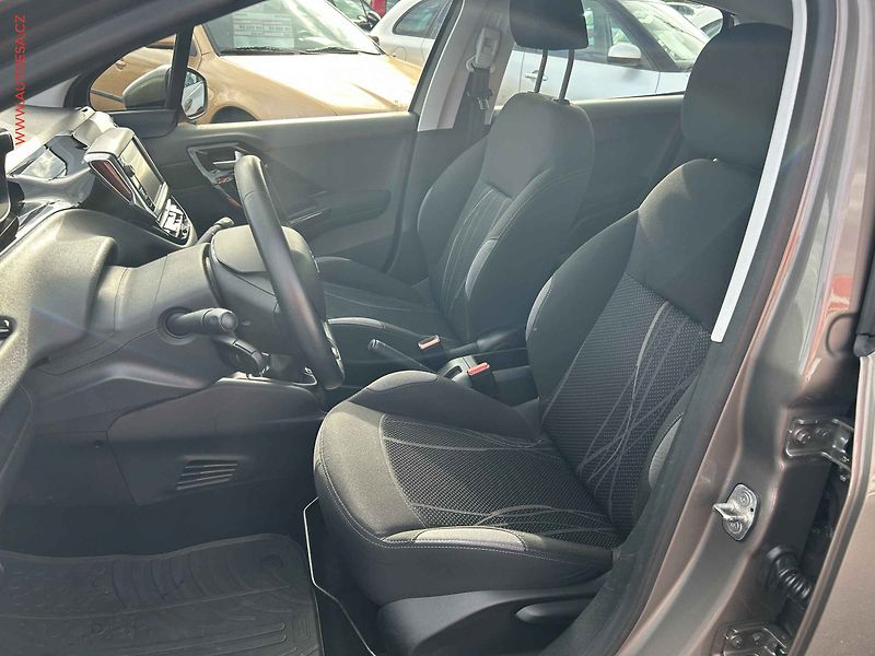 Peugeot 208 (2012) 1.2 i, 1.maj,ČR, Active - fotka 9 z 17