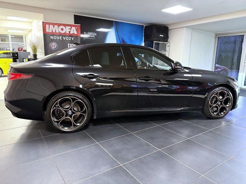 Alfa Romeo Giulia (2026) 2.0T 280k AT8 ZF Q4 4x4 Intens - fotka 4 z 6