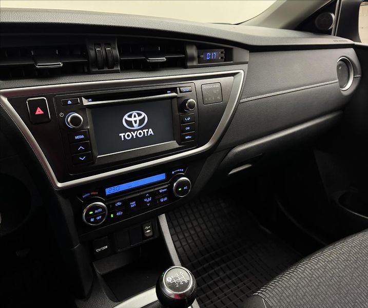 Toyota Auris 1,4 66kW NAVI KAMERA TAŽNÉ - fotka 13 z 32