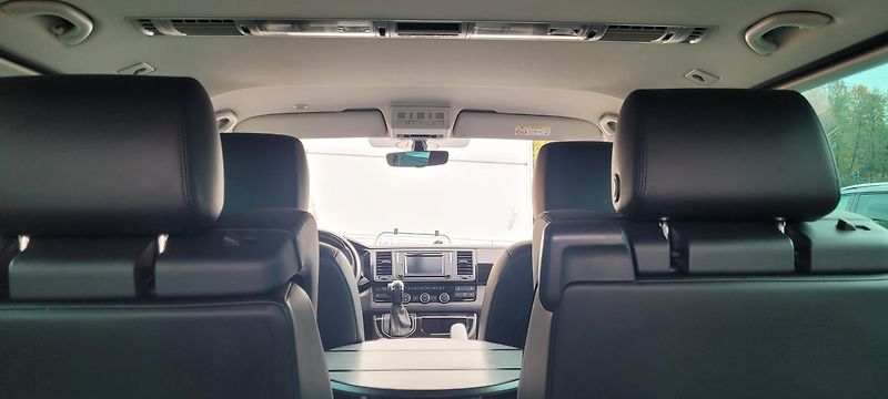 Volkswagen Multivan (2017) T6 2,0TDi 150kW DSG 4×4 7.mist - fotka 43 z 51