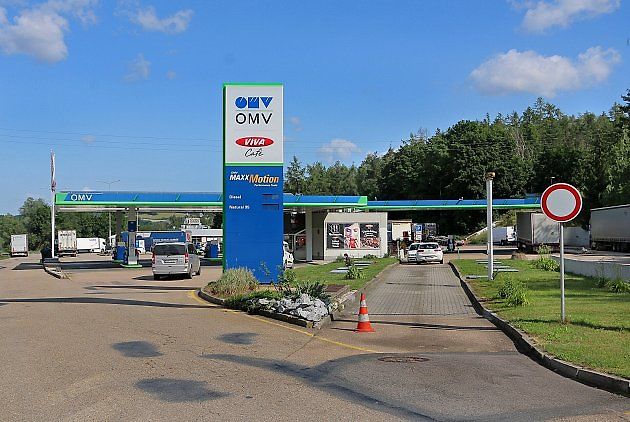 V České republice službu in-car plateb aktuálně podporují čerpací stanice ze sítě OMV. Vůz díky GPS sám přesně rozpozná, na jaké stanici řidič zastavil., zdroj:  Pavel Hrdlička/Wikimedia CC BY 4.0