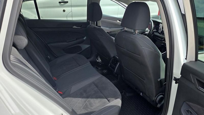 Volkswagen Golf (2024) 2.0 TDI 110kW DSG7 Style TZ - fotka 13 z 34