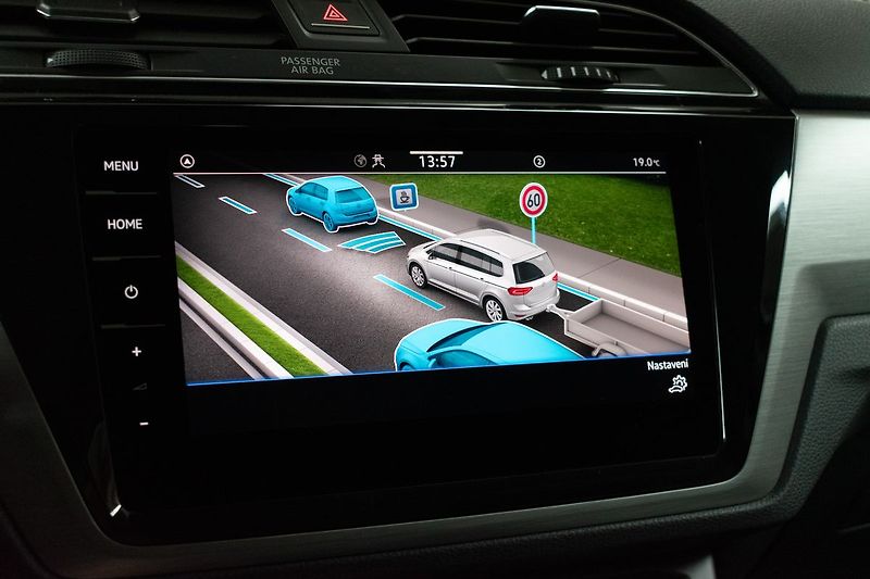 Volkswagen Touran 1.5 TSI TAŽNÉ*7.MÍST*DPH*ČR 1M - fotka 30 z 45