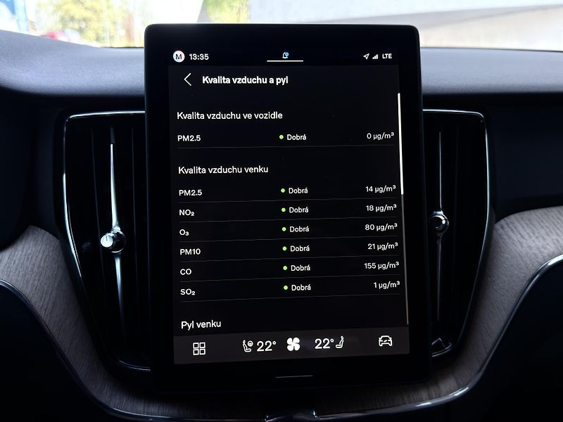 Volvo XC60 B5 AWD PLUS DARK // REZERVACE  - fotka 42 z 47