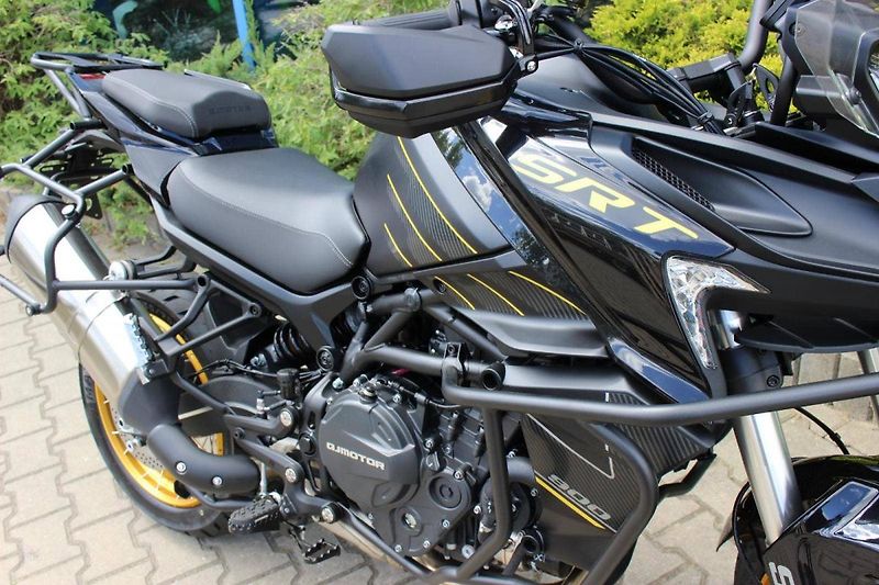 QJ Motor (2026) SRT 900 SX 2026 VČ 3  KUFRŮ SK - fotka 2 z 10