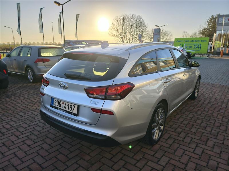 Hyundai i30 1,4 T-GDi DCT,Automat Style Go - fotka 6 z 16