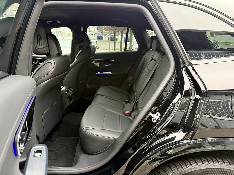 Mercedes-Benz GLC (2023) 300 e 4MATIC SUV - fotka 15 z 48