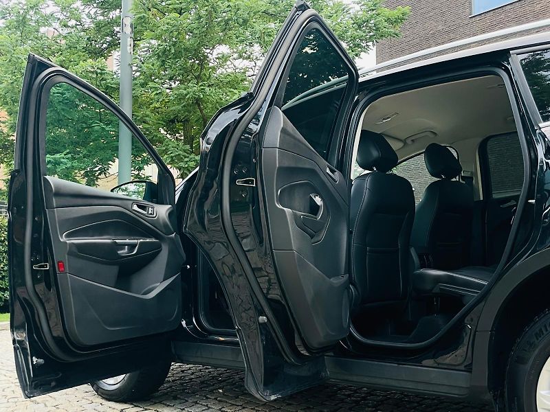 Ford Kuga 2.0TDCi 4x4 MAN TAŽNÉ SERVISKA - fotka 22 z 47