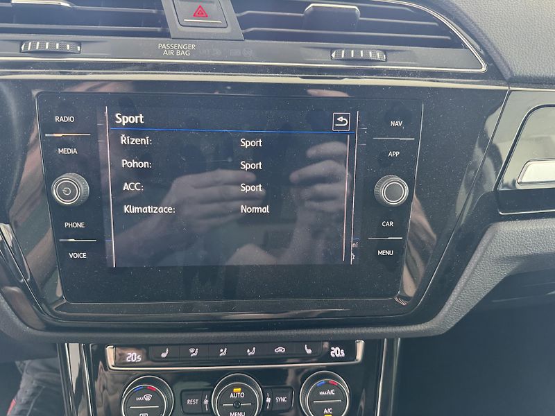 Volkswagen Touran (2020) 1,5TSi DSG 7.MÍST NAVIGACE ACC - fotka 24 z 31