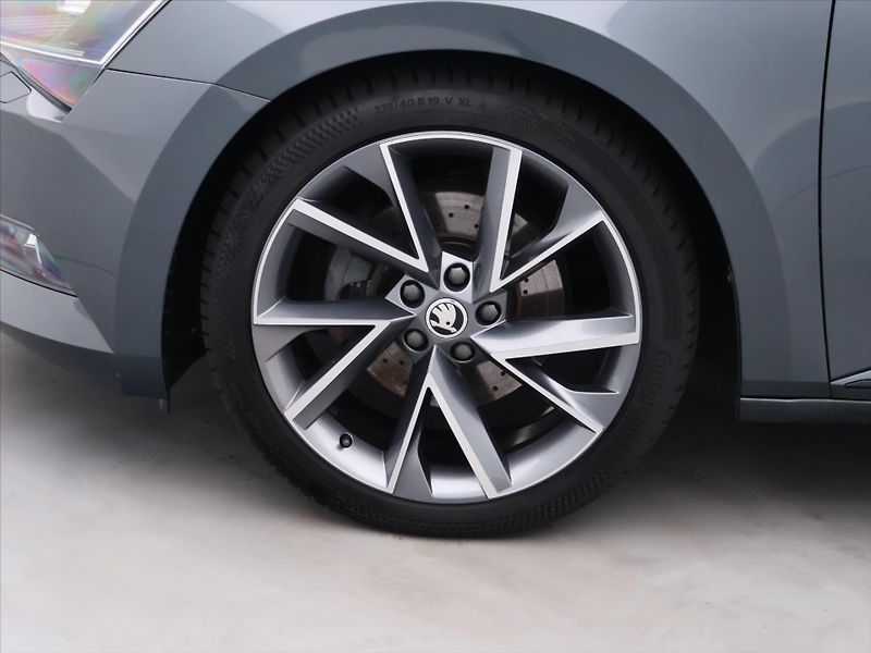 Škoda Superb 2,0 TDI 140kW DSG Sportline 4x - fotka 24 z 31