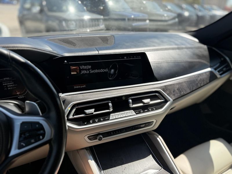 BMW X6 (2021) 40D, M-SPORT,ČR,1 MAJITEL - fotka 26 z 42