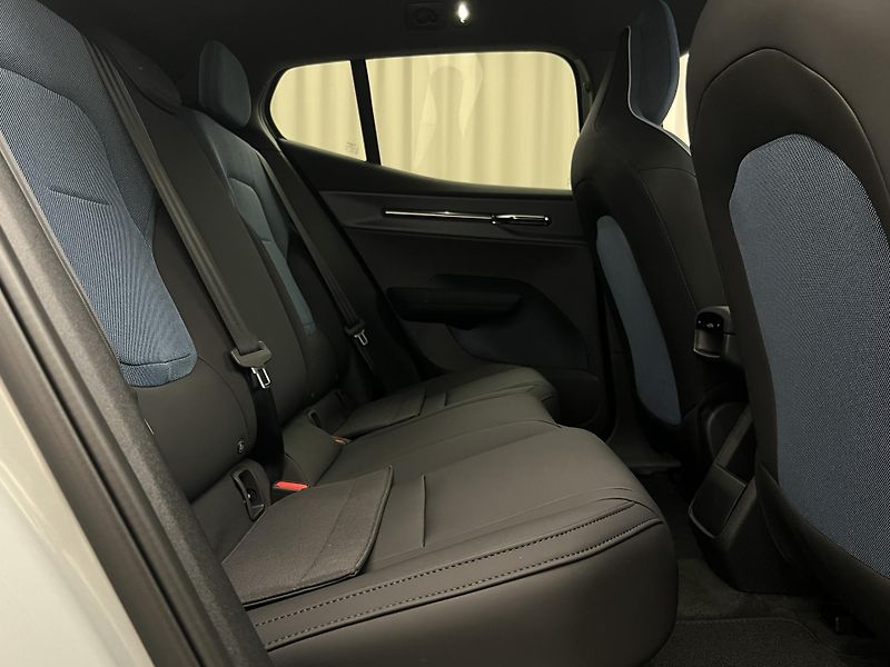 Volvo EX30 CC P5 RWD LONG RANGE PLUS - fotka 28 z 47