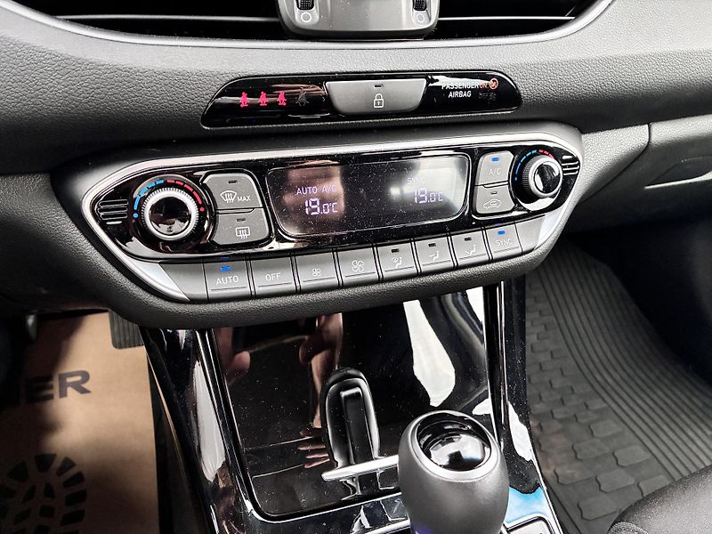 Hyundai i30 HB 1.0T-GDI 74kW DCT STYLE NAV - fotka 21 z 32