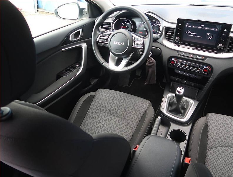 Kia Ceed (2022) Silver 1.5 T-GDI, Serv.kniha - fotka 7 z 16