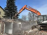 Kvůli stavbě dálnice D11 zbourali dělníci dům v Náchodské ulici v Trutnově Poříčí.