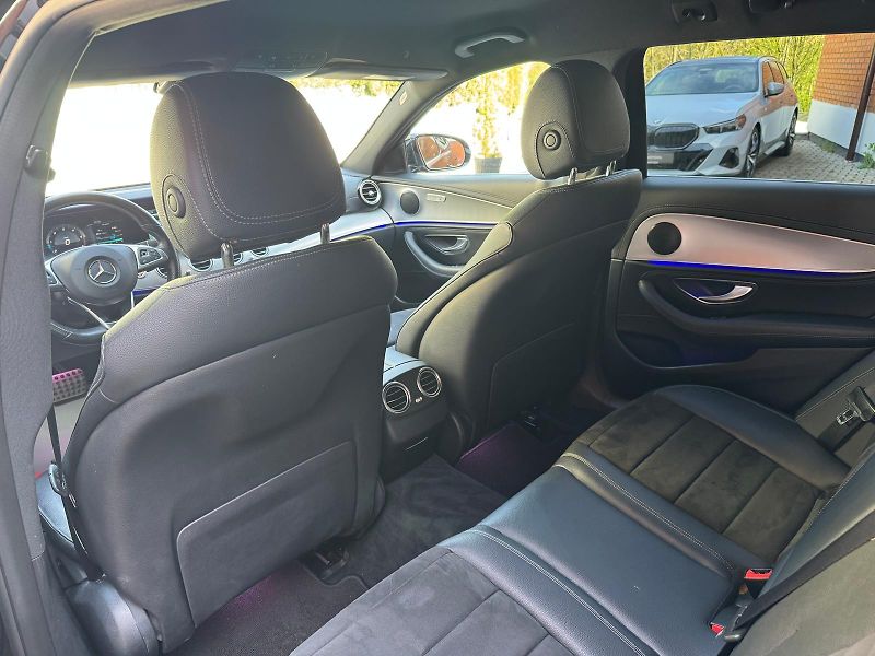 Mercedes-Benz Třídy E E220d-4M-AMG-ČR - fotka 25 z 28
