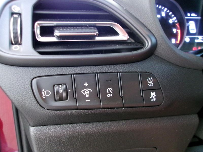 Hyundai i30 (2023) 1.0T-GDi 88kW SMART NAVI - fotka 13 z 20