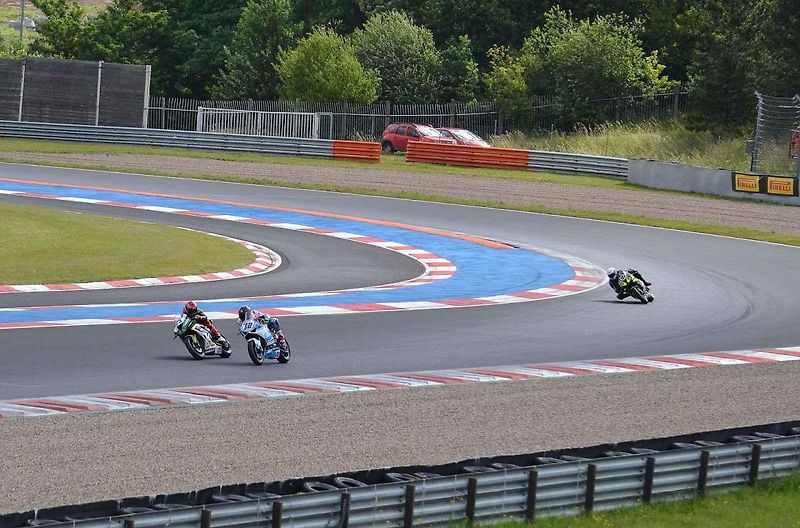 Autodrom Most o víkendu hostil závody mezinárodního mistrovství Německa IDM a závod FIM mistrovství světa sidecarů. Na snímku je rakouský jezdec Philipp Steinmayr v plné jízdě třídy Superbike.