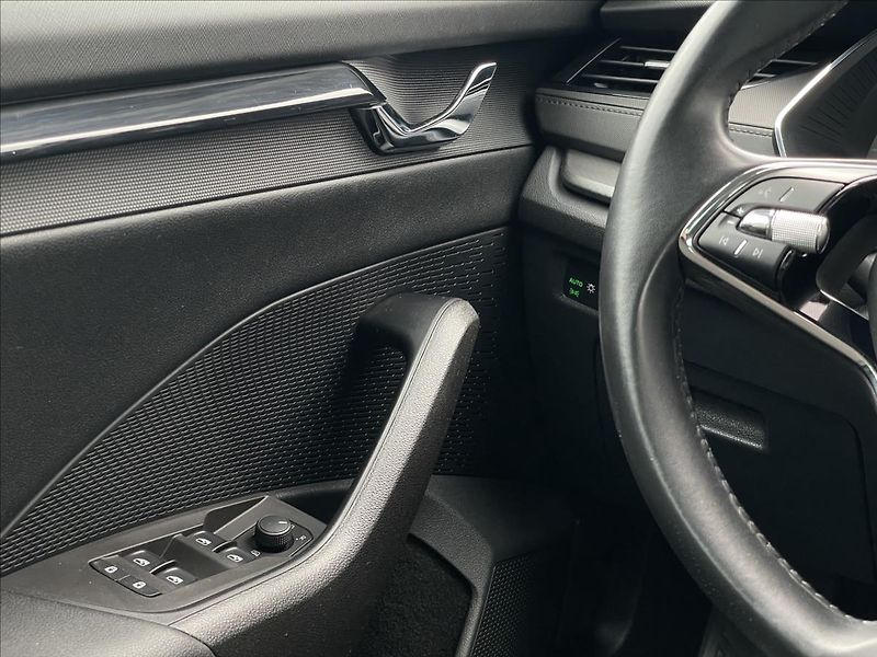 Škoda Octavia 2,0 TDI Combi Ambition Plus - fotka 14 z 24