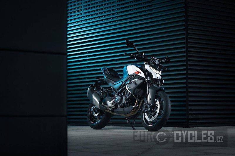 CFMOTO 450 NK (2026) - fotka 6 z 20