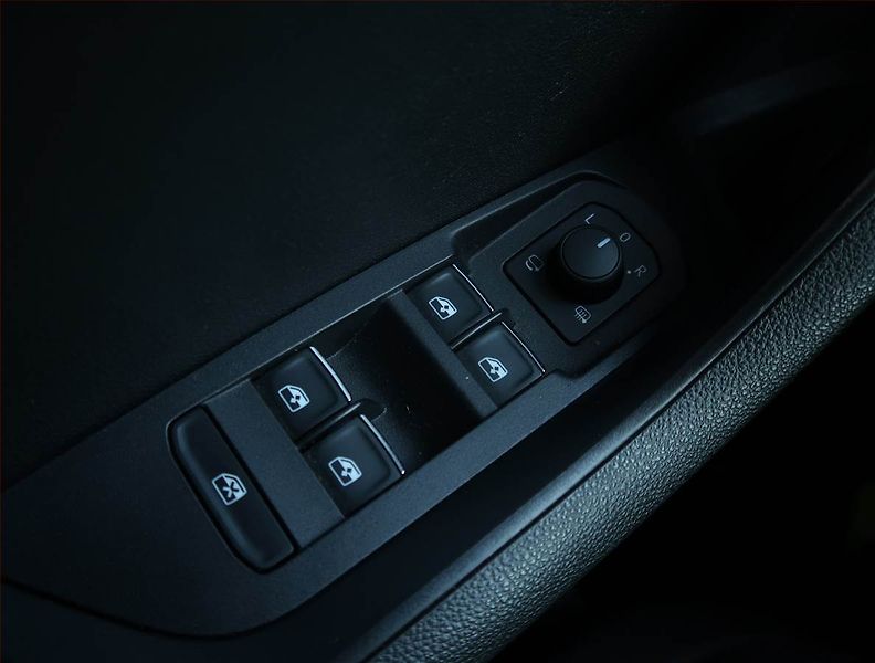 Škoda Karoq (2019) 2.0 TDI, 4X4, Tempomat - fotka 17 z 22