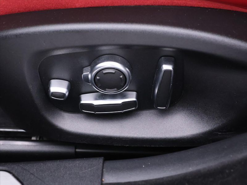 Jaguar XE 2,0 P300 221kW R-Dynamic DPH - fotka 19 z 43