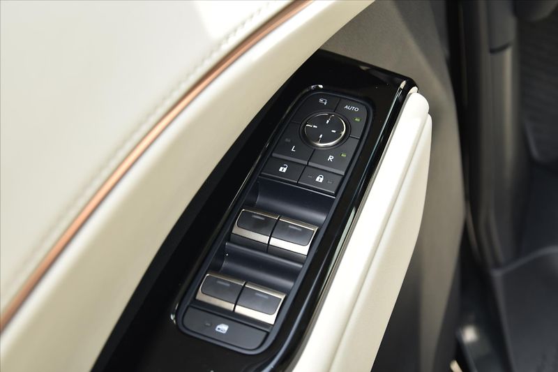 Lexus LM 350h  2.5 HEV LUXURY 7 MÍST ČR - fotka 27 z 39