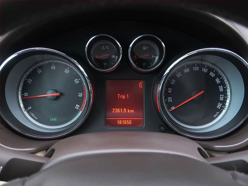 Opel Insignia (2010) 1.6 Turbo, Tempomat - fotka 11 z 13