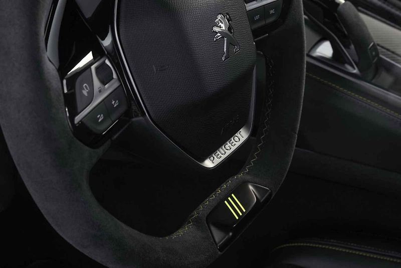 Peugeot 208 při premiéře v Ženevě ukázal naráz běžnou i elektrickou verzi