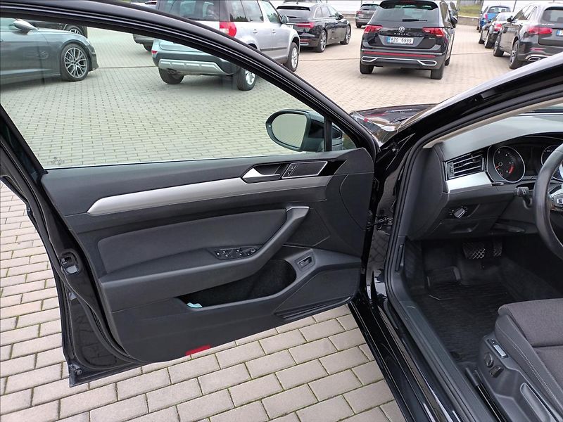 Volkswagen Passat 2,0 TDI,110KW,RADAR,LED, - fotka 16 z 47