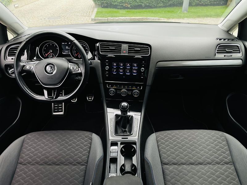 Volkswagen Golf 1.0TSI MANUÁL VÝHŘEV TAŽNÉ  - fotka 20 z 38