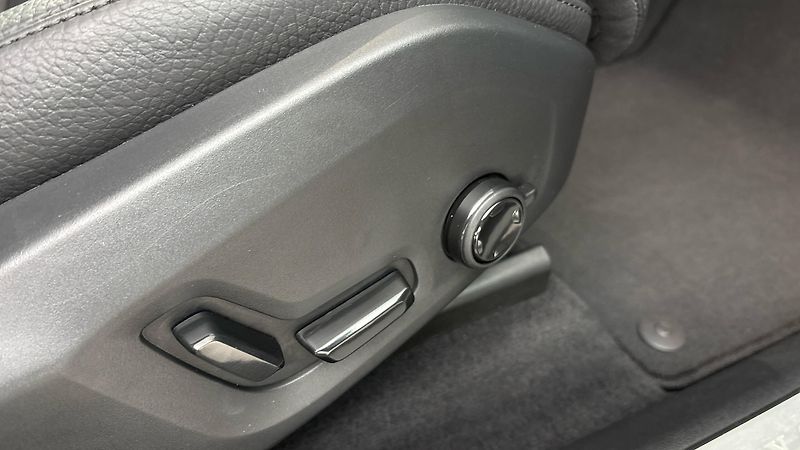 Volvo XC60 2.0 B4 AUT AWD Plus Dark - fotka 22 z 31