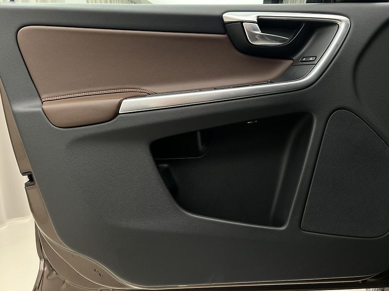 Volvo XC60 D5 AWD SUMMUM AUT CZ - fotka 7 z 38