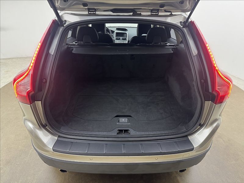 Volvo XC60 2,4 D3 4X4 AUT. VÝHŘEV LED ČR - fotka 40 z 40