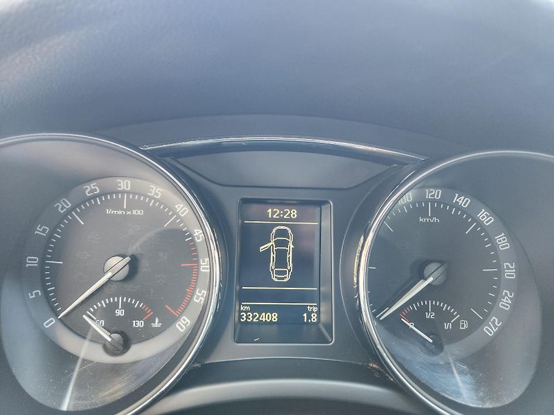 Škoda Superb 2.0-PRAV.SERVIS-TOP VÝBAVA - fotka 32 z 37