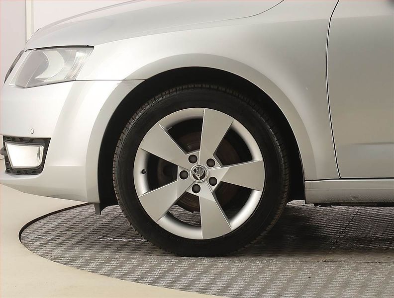 Škoda Octavia (2013) Elegance 1.6 TDI, Tempomat - fotka 14 z 21