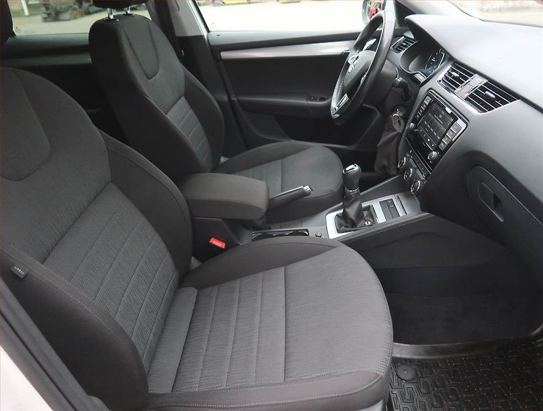 Škoda Octavia (2015) 1.6 TDI, Xenony, Tempomat - fotka 9 z 22
