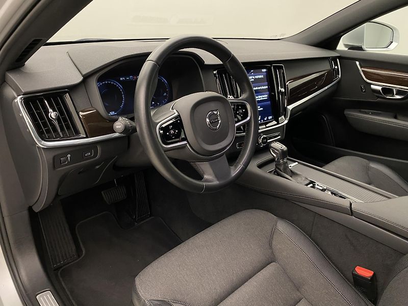 Volvo V90 D4 MOMENTUM AUT - fotka 4 z 39