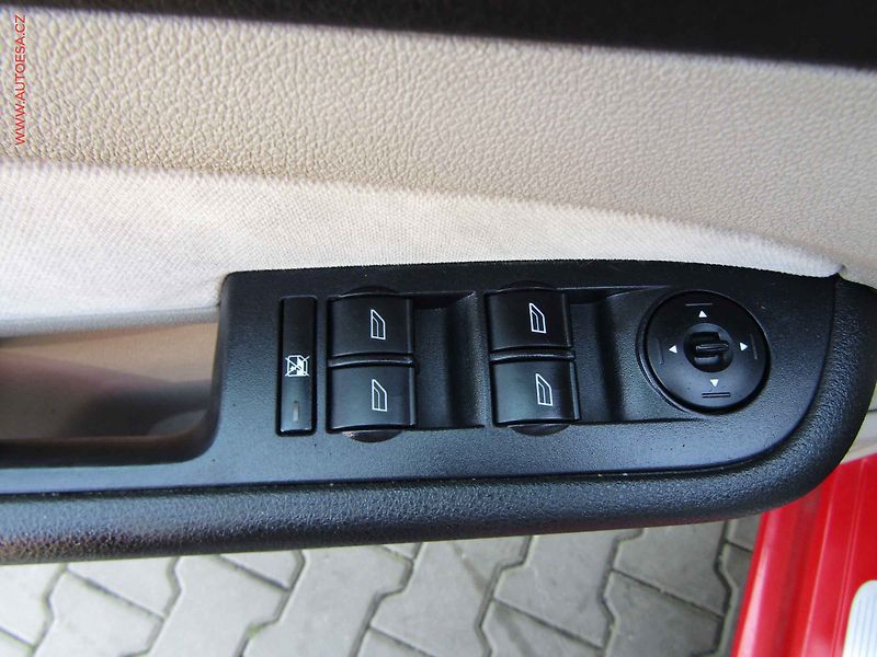 Ford Focus (2007) 1.6i, AC, výhřev sed - fotka 11 z 20