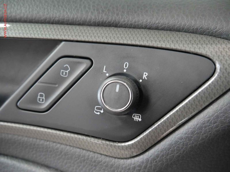 Volkswagen Golf (2019) 2.0TDi, DSG - fotka 19 z 20