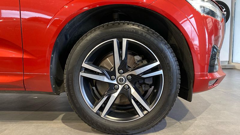 Volvo XC60 R-DESIGN, B4 AWD, 145+10 kW / - fotka 24 z 30