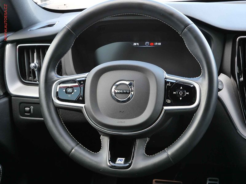 Volvo XC60 (2019) 2.0 D 4x4, R-design, AT, LED - fotka 14 z 24