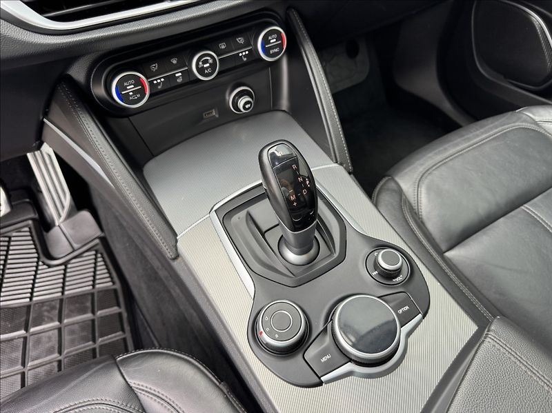 Alfa Romeo Stelvio 2,0 T 206kW Q4 AT8 ZF 4X4 - fotka 33 z 50